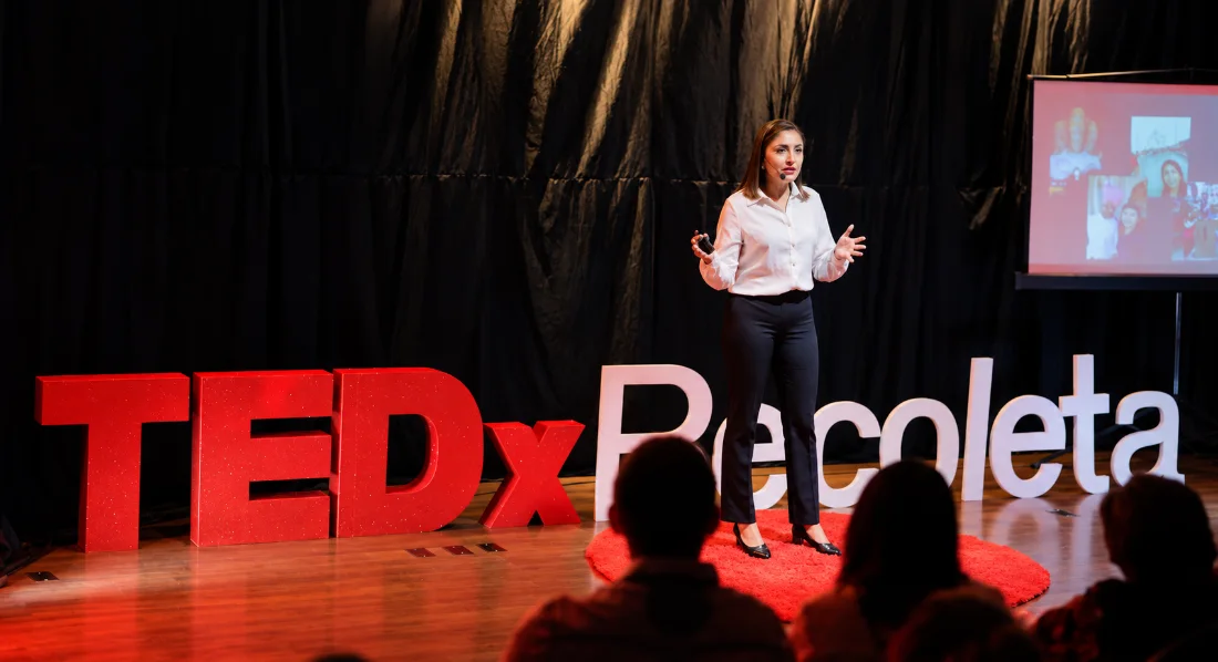 Claudia Dipp en el escenario de TEDx Recoleta